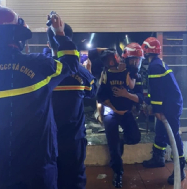 Lực lượng cứu nạn đưa nạn nhân ra ngoài an toàn (Ảnh: Công an cung cấp). Lực lượng cứu nạn đưa nạn nhân ra ngoài an toàn (Ảnh: Công an cung cấp).