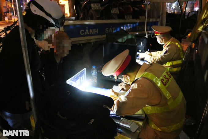 Cảnh sát cho biết, với mức vi phạm này, lái xe V. sẽ bị xử phạt 4,5 triệu đồng, và tước giấy phép lái xe 17 tháng.