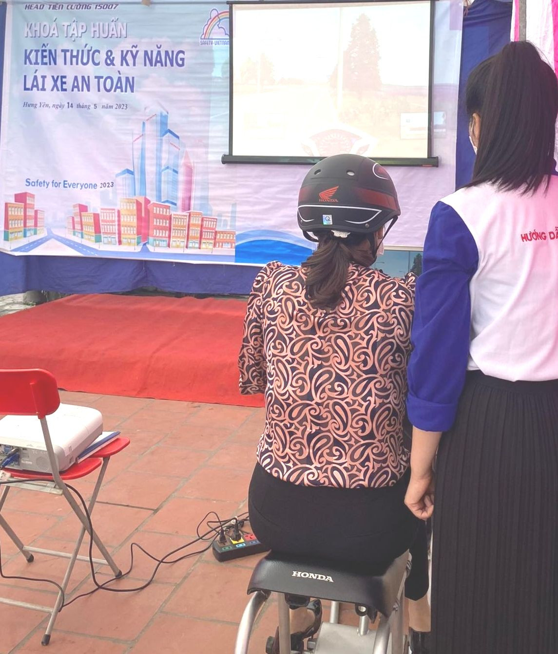 Người dân thực hành trên máy tập lái RT trong Phần thực hành. Người dân thực hành trên máy tập lái RT trong Phần thực hành.