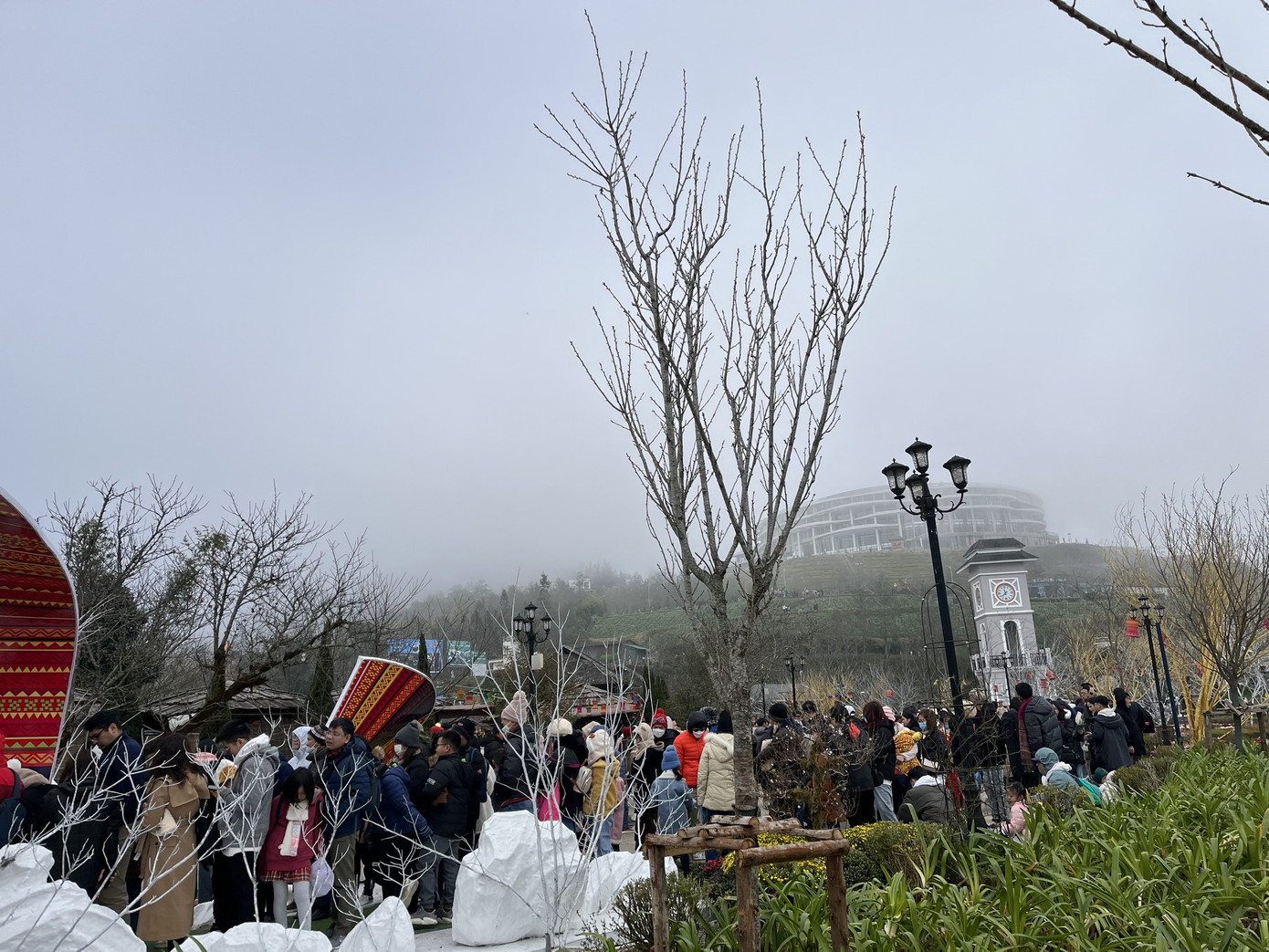 Nhiều du khách tin rằng, việc có mặt trên “nóc nhà Đông Dương” trong những ngày đầu năm mang ý nghĩa lớn, thể hiện ý chí vượt qua thử thách và cầu mong năm mới suôn sẻ, thành công.