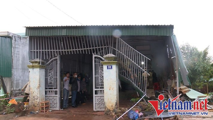 Khi đến đoạn đường thôn Tân Lập, chiếc xe bất ngờ húc đổ cổng, tông sập tường ngăn phòng khách nhà ông B.Đ P. (57 tuổi, trú tại thôn Tân Lập) khiến chủ nhà tử vong tại chỗ. Trong ảnh: Chiếc xe tông sập cổng phụ nhà ông P. Khi đến đoạn đường thôn Tân Lập, chiếc xe bất ngờ húc đổ cổng, tông sập tường ngăn phòng khách nhà ông B.Đ P. (57 tuổi, trú tại thôn Tân Lập) khiến chủ nhà tử vong tại chỗ. Trong ảnh: Chiếc xe tông sập cổng phụ nhà ông P.