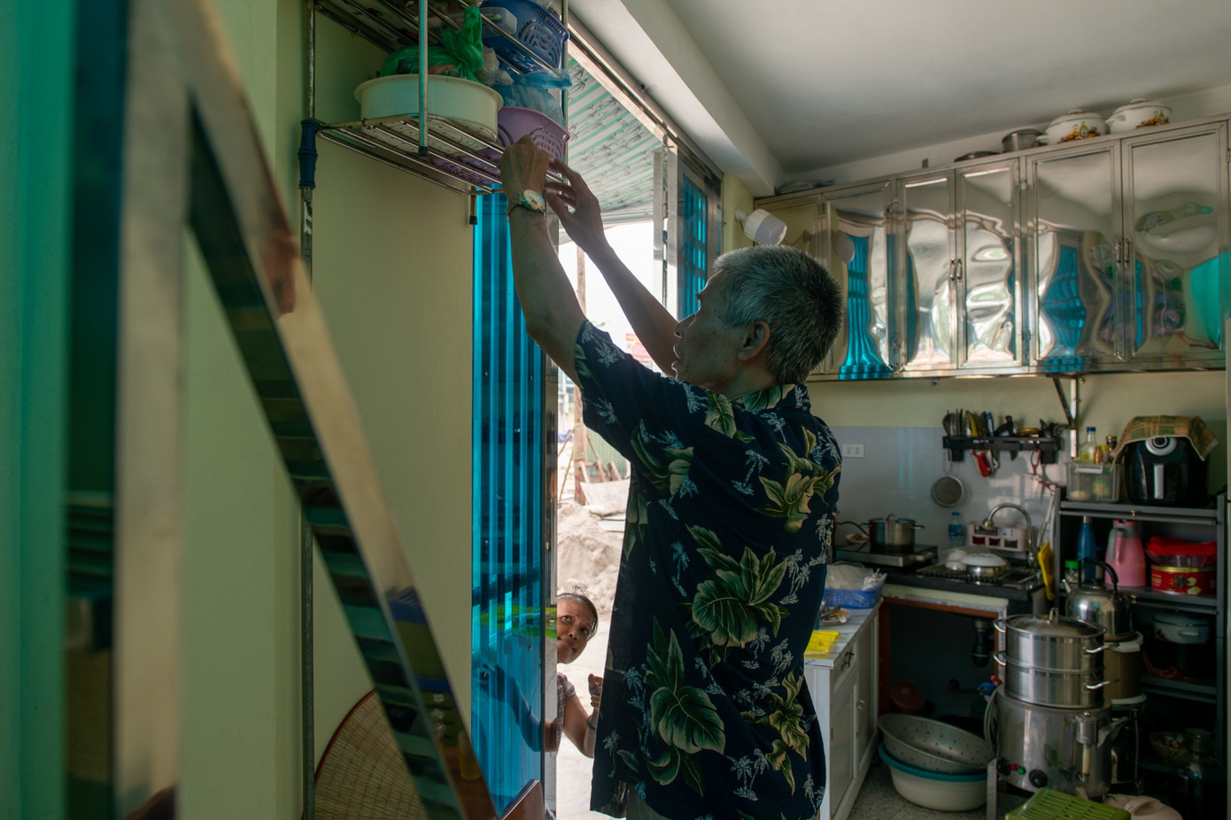 nhà siêu mỏng siêu méo ảnh 8 Ông Khánh nói khi có quyết định thu hồi đất, gia đình ông đã nghiêm túc chấp hành tháo dỡ và chuyển đi nơi khác thuê nhà dù thời điểm đó chưa nhận tiền đền bù. Sau khi quay trở về, số tiền đền bù vừa đủ để cho họ xây lại căn nhà mới, không thể mua nhà, đất ở nơi khác. Căn nhà nhỏ hẹp khiến họ chỉ để lại những đồ đạc thật sự thiết yếu, nhiều đồ gia dụng kích thước lớn phải bỏ đi.