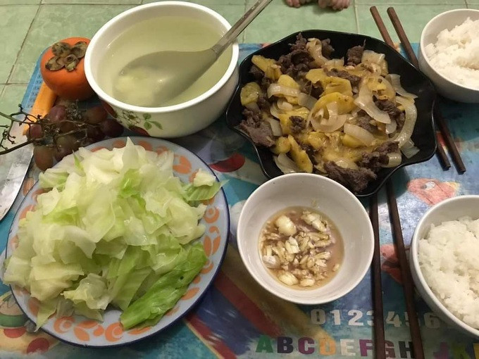 Bữa cơm tối đơn giản của Ngọc Anh và bạn cùng phòng trọ. (Ảnh: H. A). Bữa cơm tối đơn giản của Ngọc Anh và bạn cùng phòng trọ. (Ảnh: H. A).