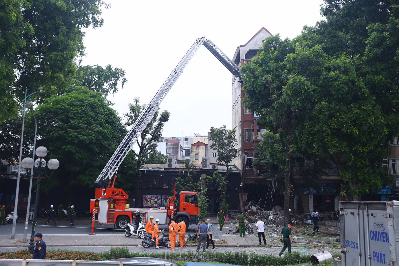 Khoảng 10h ngày 15/8, tại đường Yên Phụ, phường Trúc Bạch, quận Ba Đình (Hà Nội) xảy ra vụ nổ lớn tại số nhà 42 Yên Phụ.