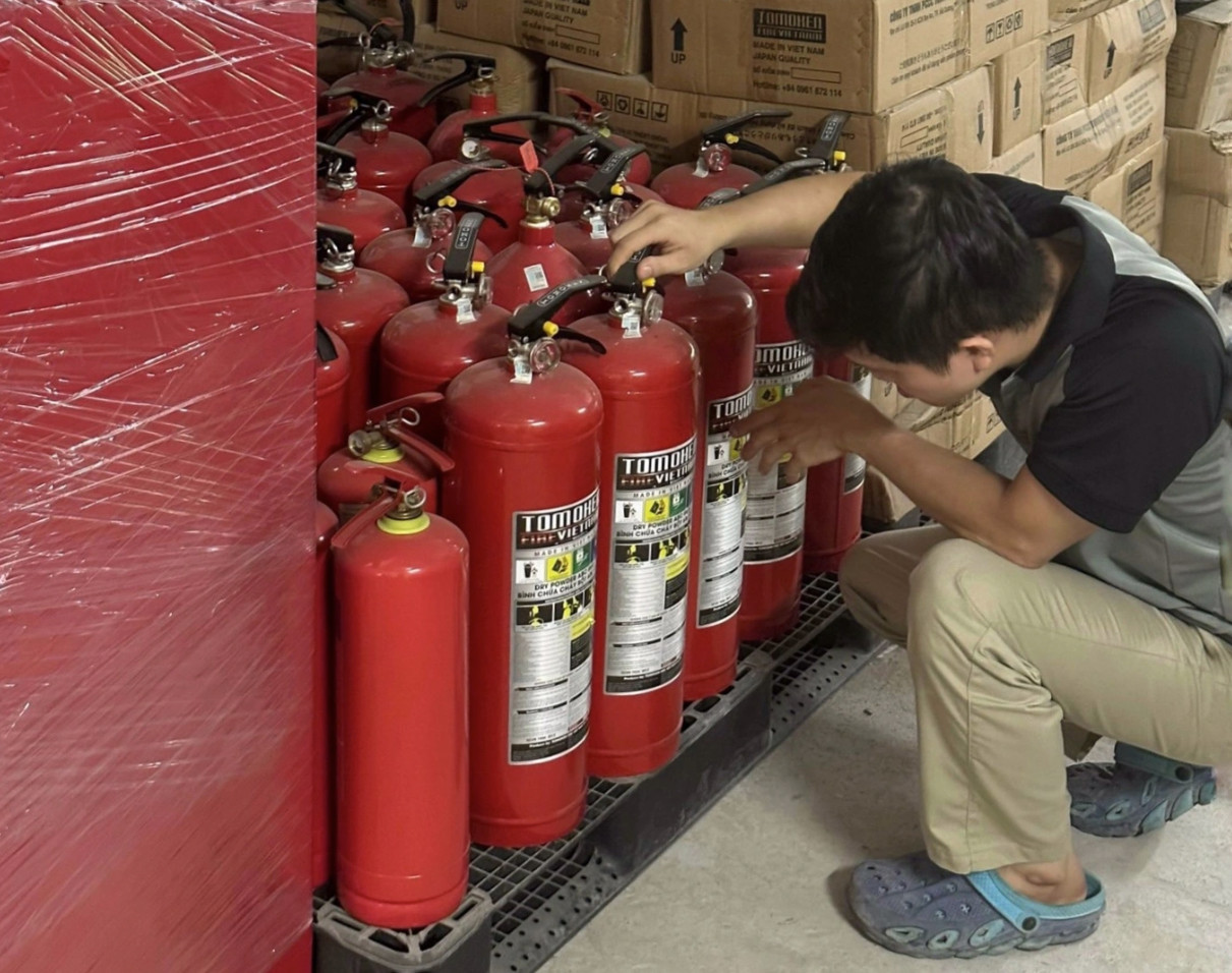 Nhu cầu mua các thiết bị PCCC của người dân tăng vọt sau vụ cháy chung cư mini ở Khương Hạ đêm 12/9 (Ảnh: Thanh Thúy).