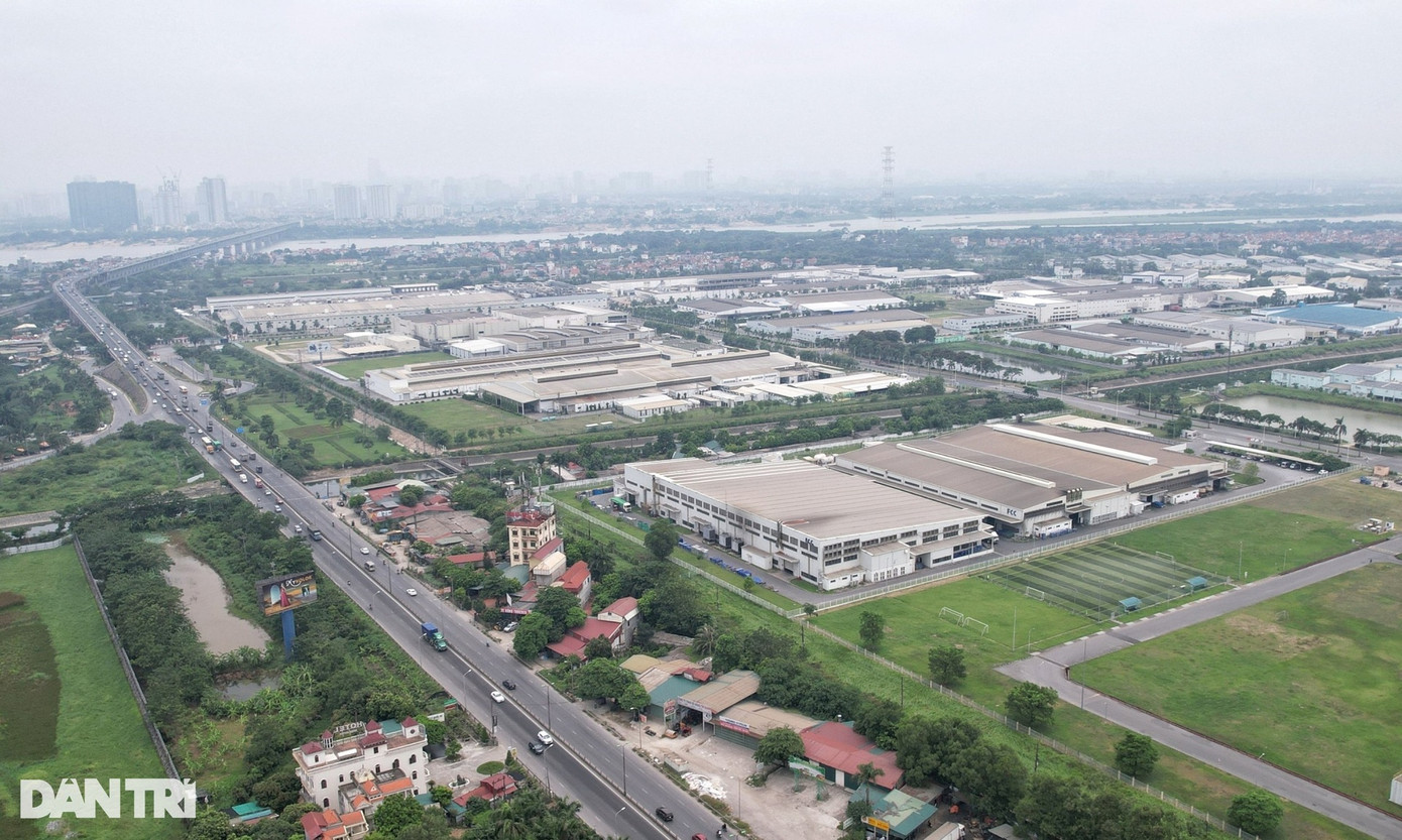 Khu công nghiệp Thăng Long thành lập năm 1997, là một trong những trung tâm công nghiệp lớn nhất tại Hà Nội với diện tích gần 300ha. Đây là nơi quy tụ các doanh nghiệp FDI lớn như Canon, Panasonic, Yamaha, Sumitomo... Khu công nghiệp này tạo việc làm cho 60.000 lao động, nộp ngân sách mỗi năm khoảng 90 triệu USD (Ảnh: Ngọc Tân).