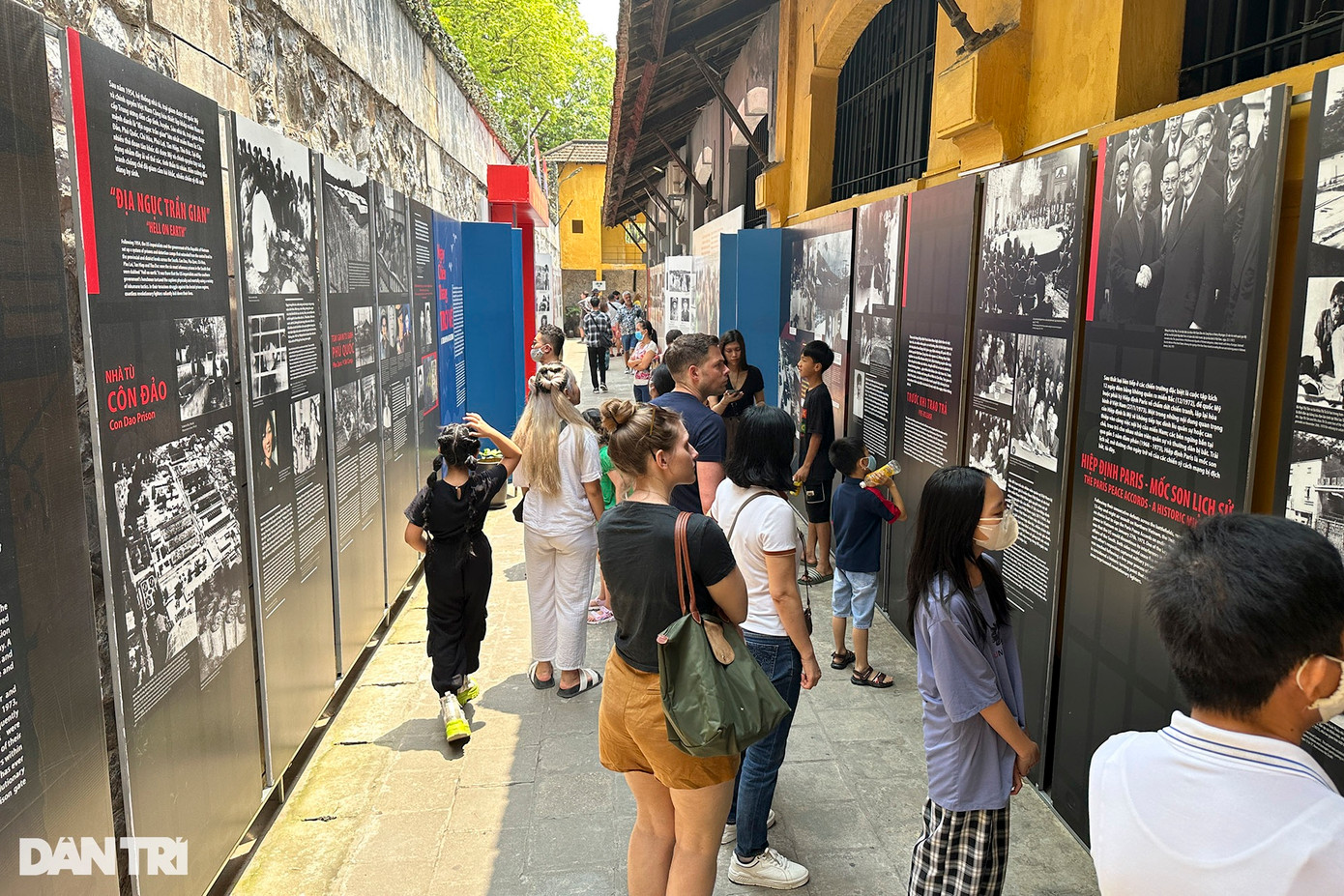 Vào dịp này, tại Hỏa Lò trưng bày chuyên đề "Phút hồi sinh", gợi nhớ thời khắc lịch sử hào hùng của những ngày chiến thắng trở về để thế hệ sau càng thêm thấu hiểu và tri ân công lao, sự hy sinh anh dũng của các chiến sĩ cách mạng bị địch bắt, tù đày. Vào dịp này, tại Hỏa Lò trưng bày chuyên đề "Phút hồi sinh", gợi nhớ thời khắc lịch sử hào hùng của những ngày chiến thắng trở về để thế hệ sau càng thêm thấu hiểu và tri ân công lao, sự hy sinh anh dũng của các chiến sĩ cách mạng bị địch bắt, tù đày.