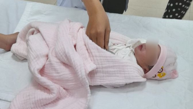 Cháu bé đang được chăm sóc tại bệnh viện.