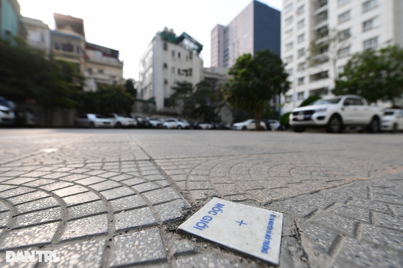 Hiện các đơn vị chức năng đã đặt, vẽ mốc chỉ giới tại khu vực sân chung cư 25 Lạc Trung và lối vào hầm để xe của tòa nhà VTC.