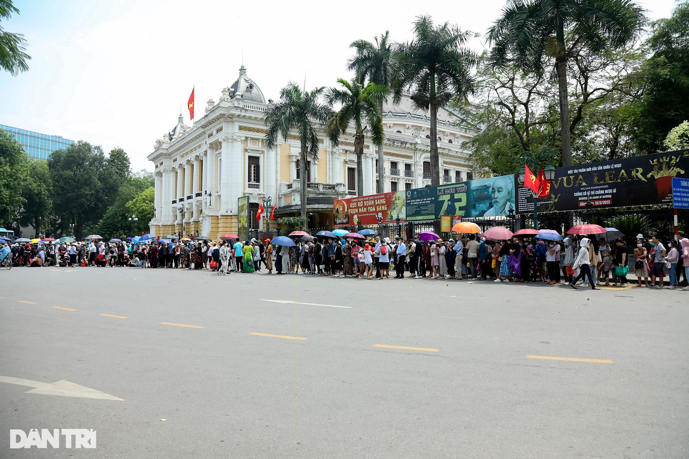 Tại Quảng trường Cách mạng tháng Tám, hàng nghìn người dân từ nhiều nơi phải xếp hàng, chờ từ 5h sáng để được đi xe buýt 2 tầng miễn phí, du lịch vòng quanh Hà Nội. Tại Quảng trường Cách mạng tháng Tám, hàng nghìn người dân từ nhiều nơi phải xếp hàng, chờ từ 5h sáng để được đi xe buýt 2 tầng miễn phí, du lịch vòng quanh Hà Nội.