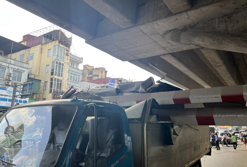 Phần thùng xe tải đâm va, kéo đổ khung hạn chế chiều cao trên đường Nguyễn Xiển mở rộng (Ảnh: Diệu Huyền). Phần thùng xe tải đâm va, kéo đổ khung hạn chế chiều cao trên đường Nguyễn Xiển mở rộng (Ảnh: Diệu Huyền).