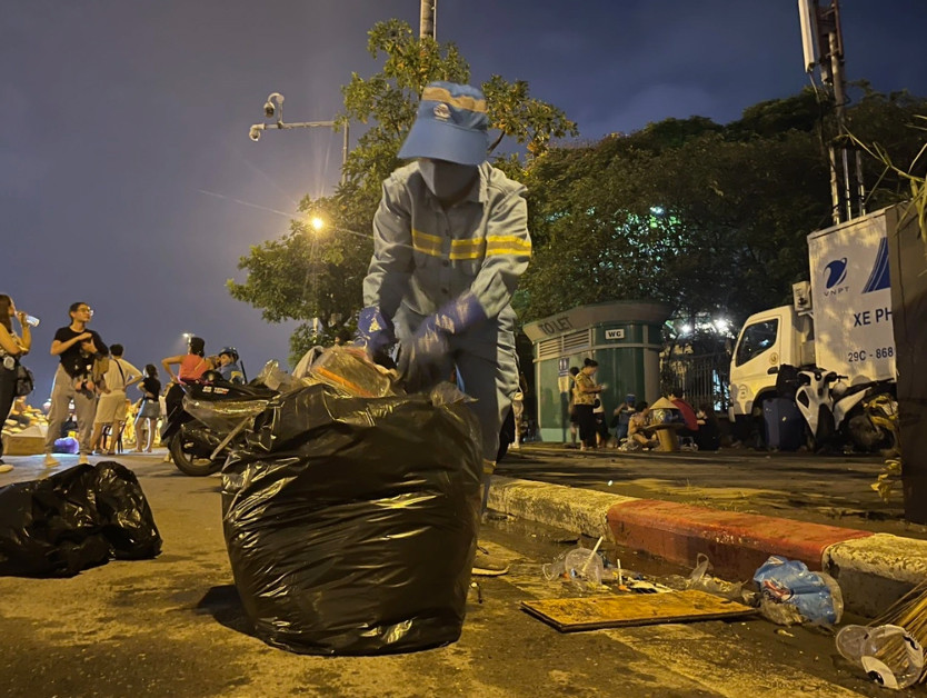 Chị Bông dọn rác sau đêm diễn 30/7 (Ảnh: Hồng Anh).