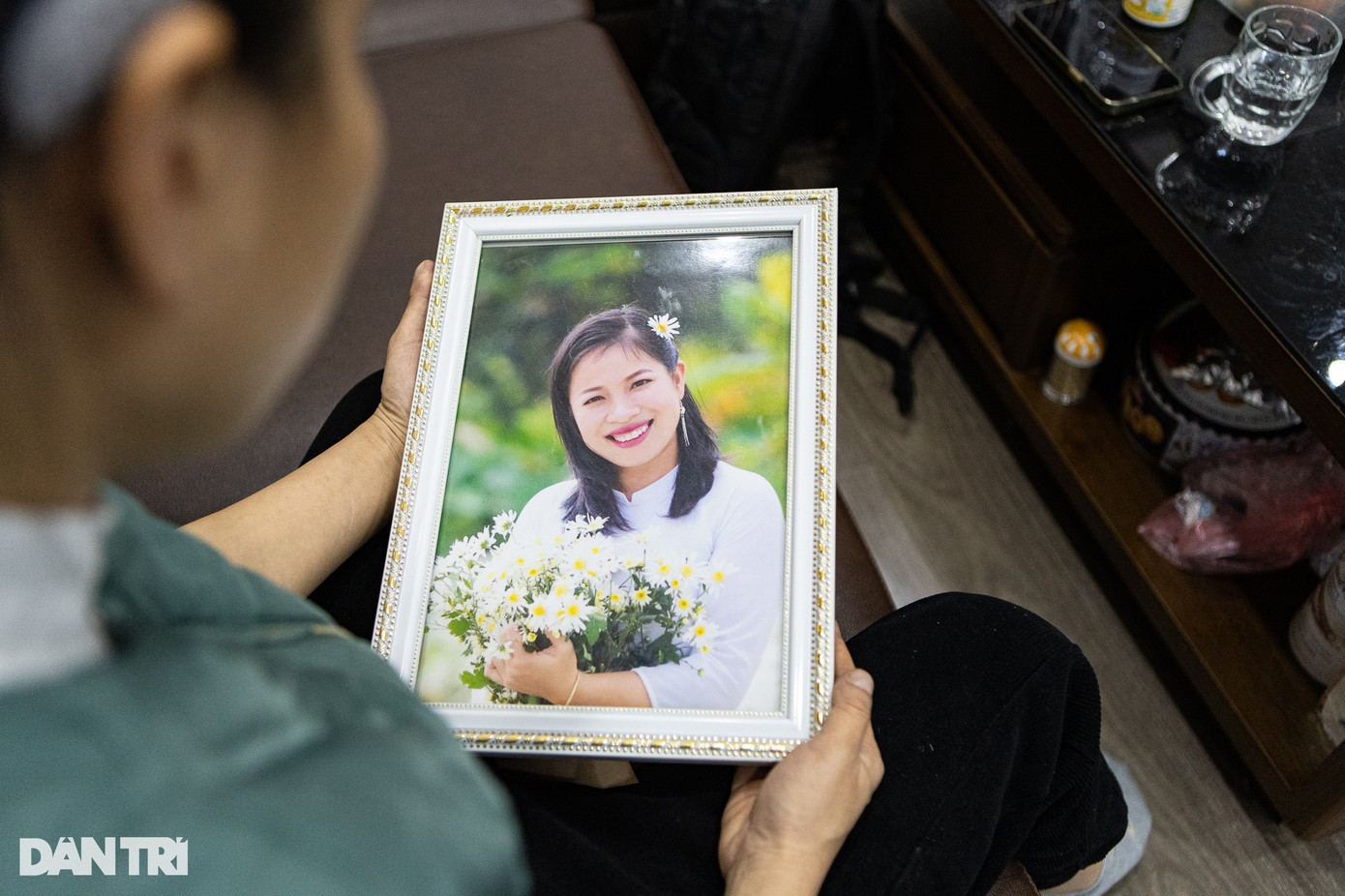 Chị Tuyền hai lần in ảnh thờ cho chính mình, để nếu mọi người đến tiễn đưa sẽ thấy nụ cười rạng rỡ của chị.