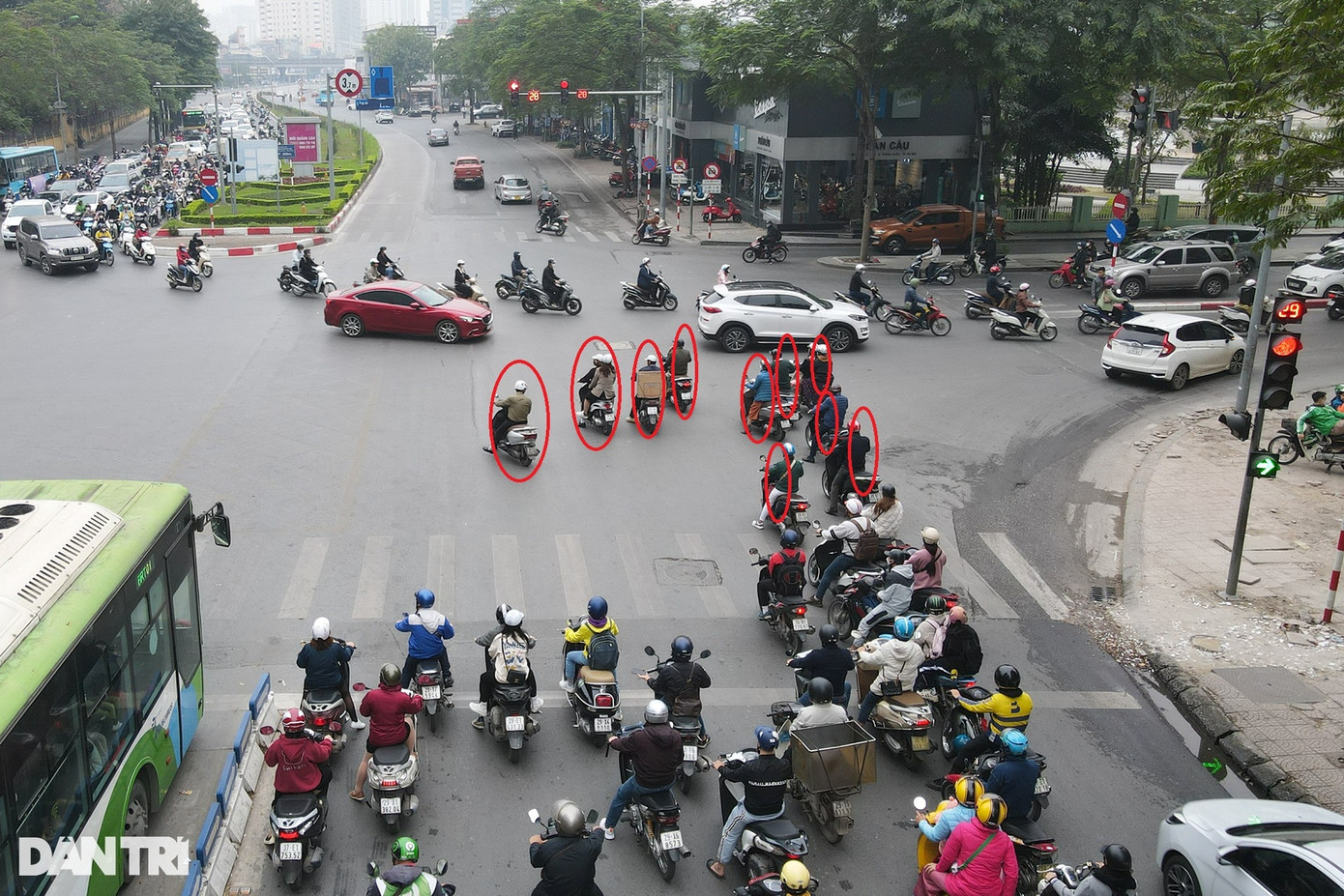 Tiếp đó, tại ngã tư Lê Văn Lương - Nguyễn Tuân, lúc 8h ngày 21/2, PV Dân trí ghi nhận cảnh hàng loạt các phương tiện (chủ yếu là xe máy) vượt đèn đỏ. Theo ghi nhận lúc 8h15 cùng ngày, một tốp gồm 10 xe máy có hành vi vượt đèn đỏ qua ngã tư này theo hướng đi Lê Văn Lương - Phạm Hùng.