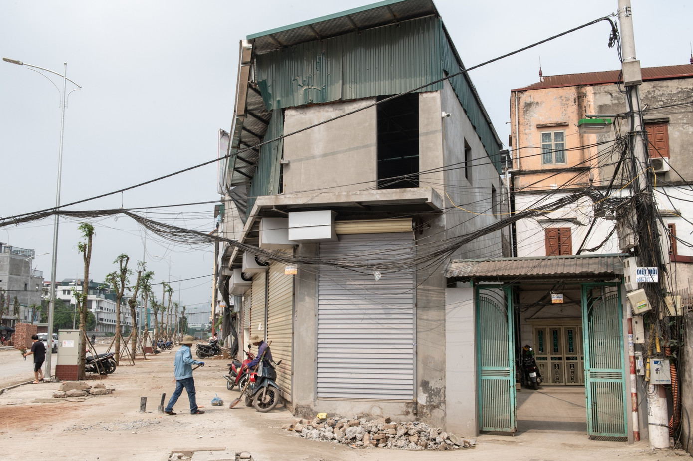 nhà siêu mỏng siêu méo ảnh 2 Dự án có tổng mức đầu tư khoảng 500 tỷ đồng trong đó gần 400 tỷ đồng được chi cho giải phóng mặt bằng. Để phục vụ thi công dự án, hàng trăm hộ dân phường Thịnh Liệt bị giải tỏa nhà cửa. Nhiều căn nhà bị cắt ngang, hình thành những hình thù kỳ dị, siêu mỏng.