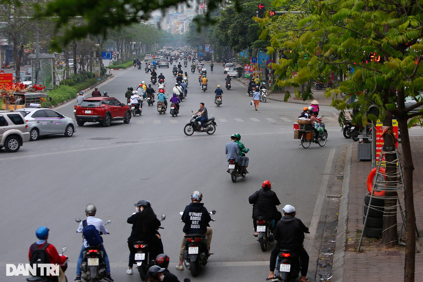 Khi tất cả các phương tiện khác dừng chờ đèn tín hiệu trên đường Xã Đàn, lái xe ôm công nghệ thản nhiên chở khách vượt đèn đỏ khi vẫn còn khoảng hơn 30 giây.