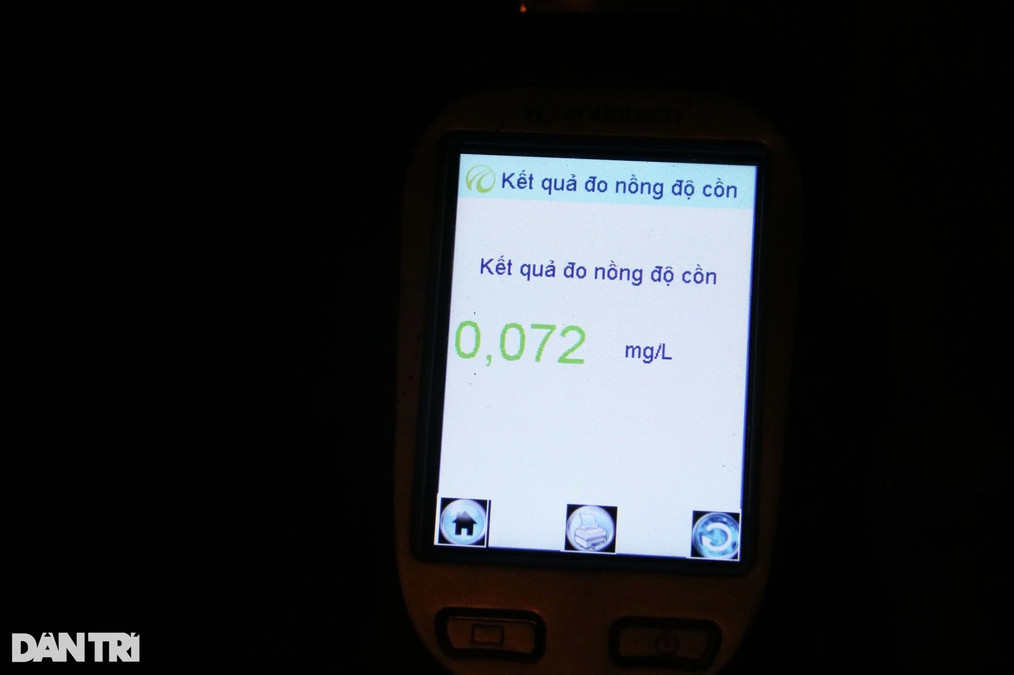 Kết quả cho thấy anh H. vi phạm ở mức 0,072 mg/lít khí thở (Ảnh: Trần Thanh).
