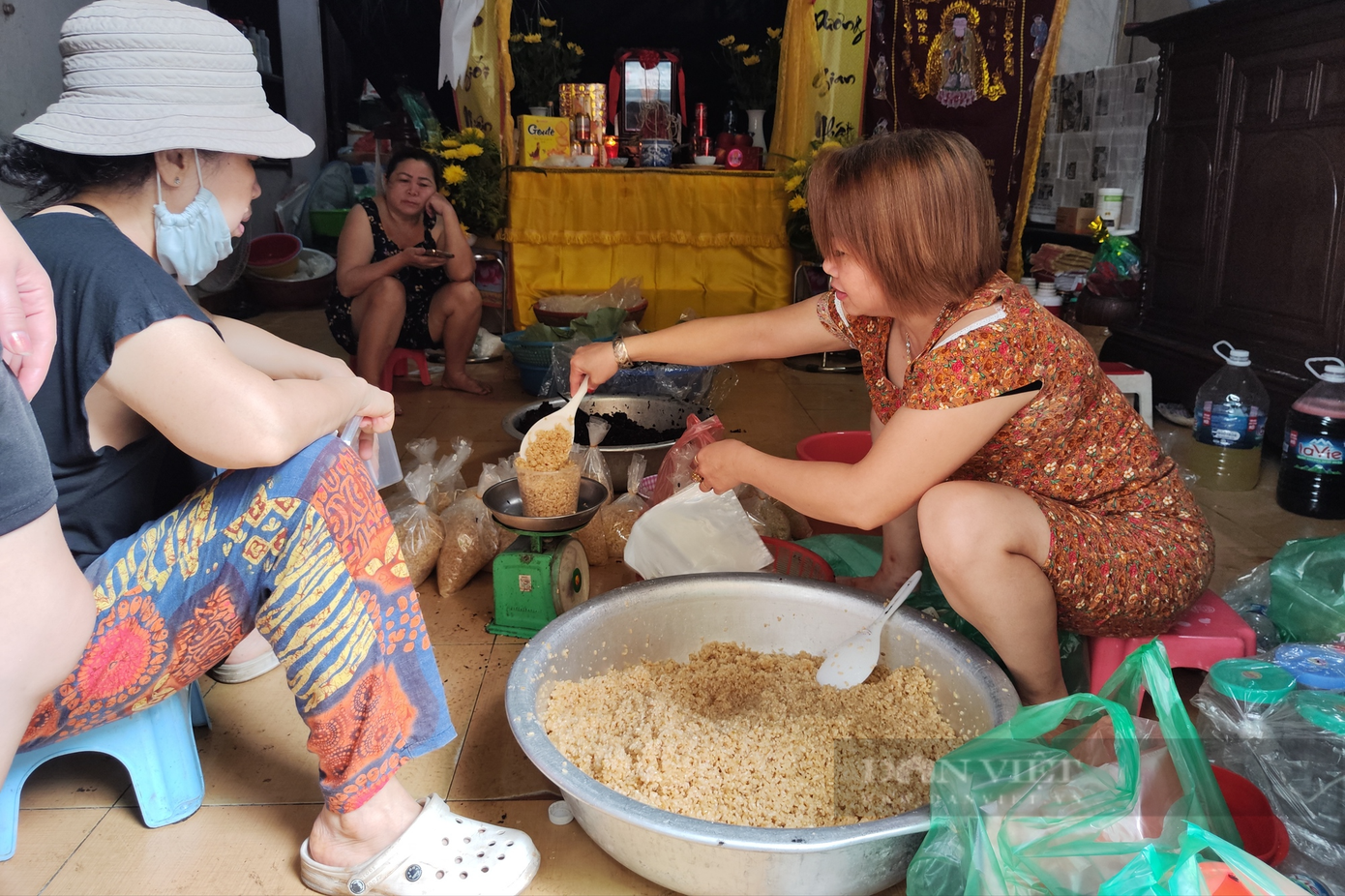 Trong ngày Tết Đoan Ngọ, các nhà buôn bán ra cả tạ cơm rượu. Trong ngày Tết Đoan Ngọ, các nhà buôn bán ra cả tạ cơm rượu.