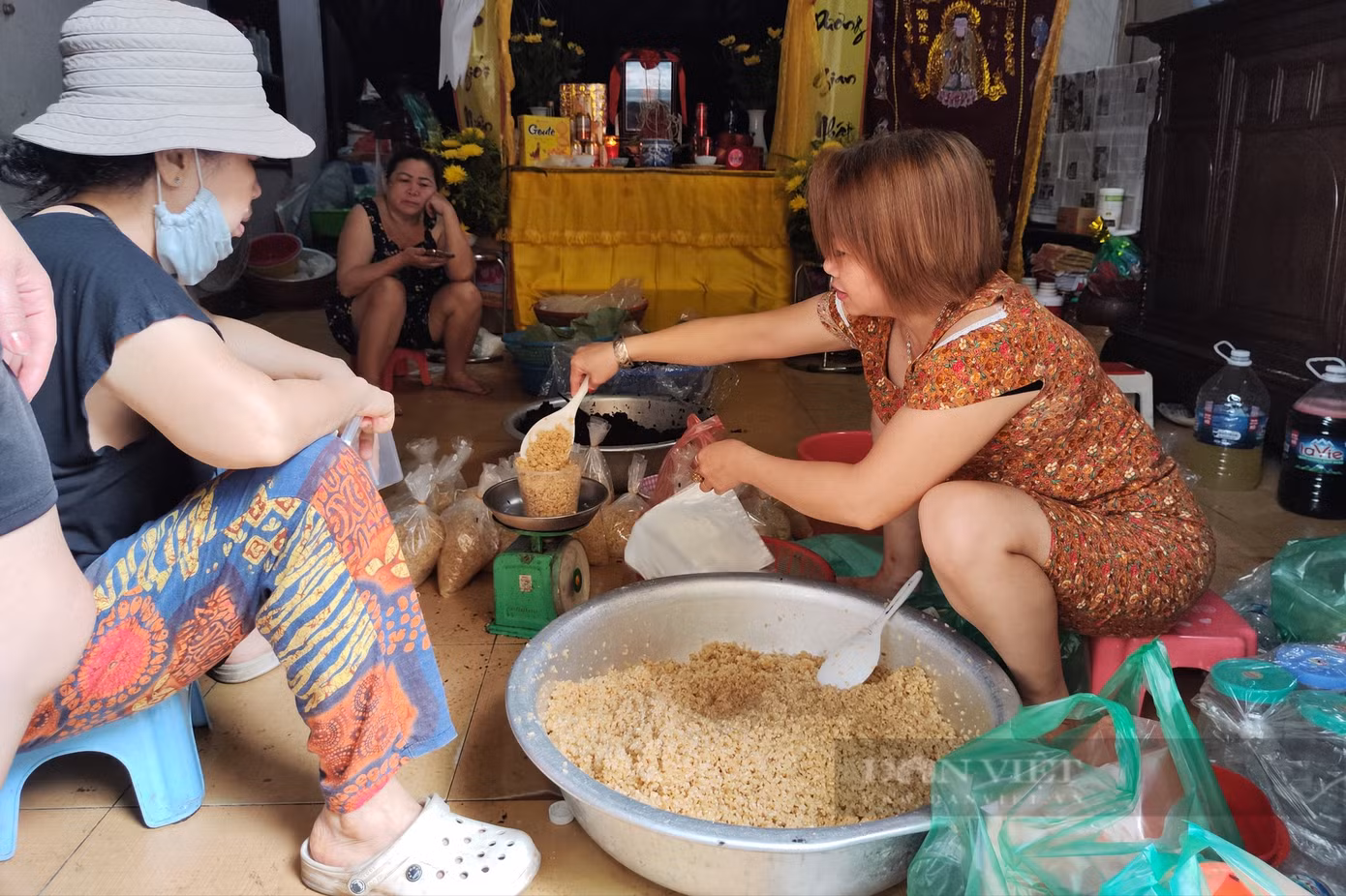 Trong ngày Tết Đoan Ngọ, các nhà buôn bán ra cả tạ cơm rượu. Trong ngày Tết Đoan Ngọ, các nhà buôn bán ra cả tạ cơm rượu.