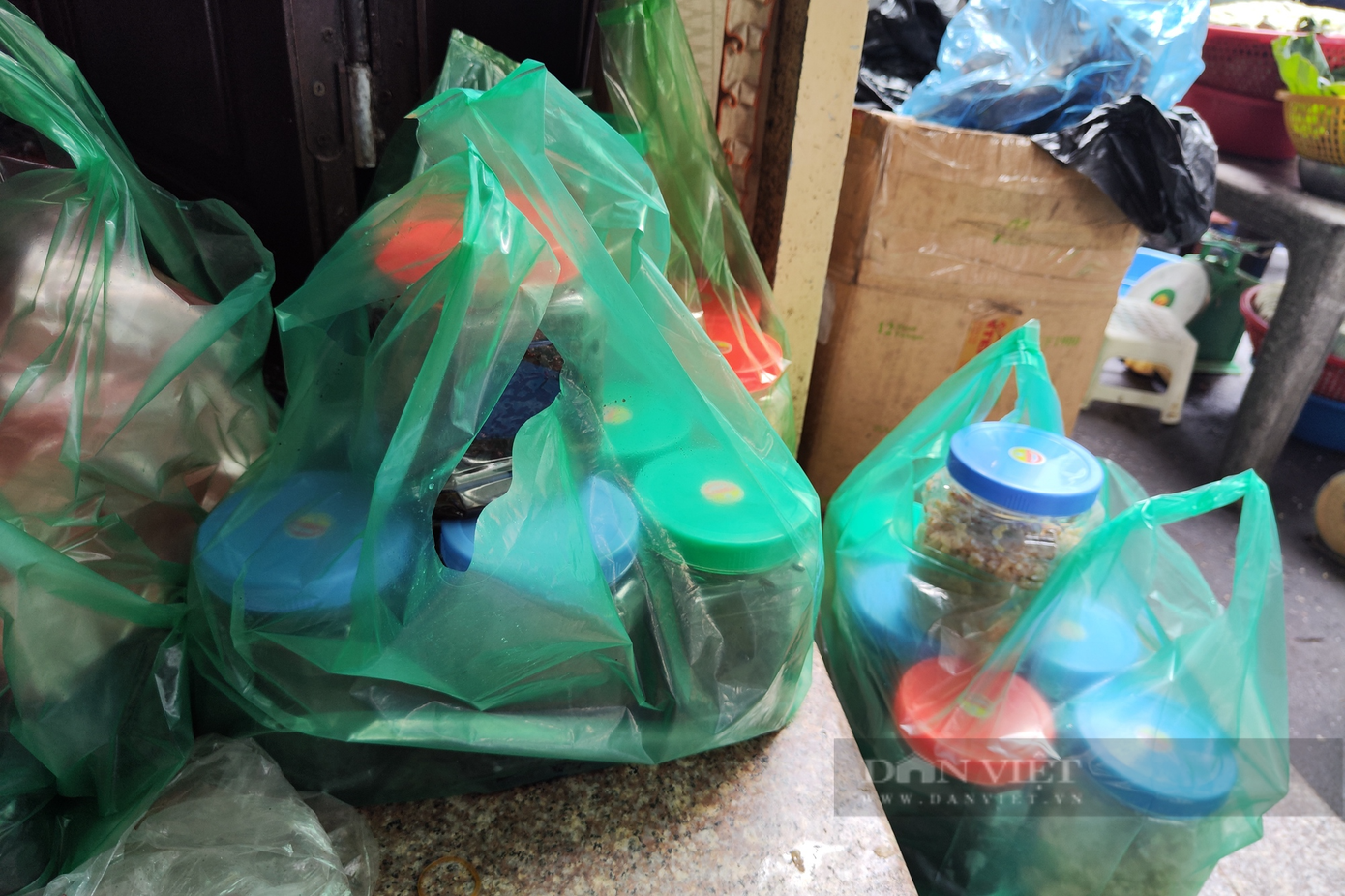 Các đầu mối đóng sẵn từng hộp 1kg để tiểu thương đến lấy. Các đầu mối đóng sẵn từng hộp 1kg để tiểu thương đến lấy.