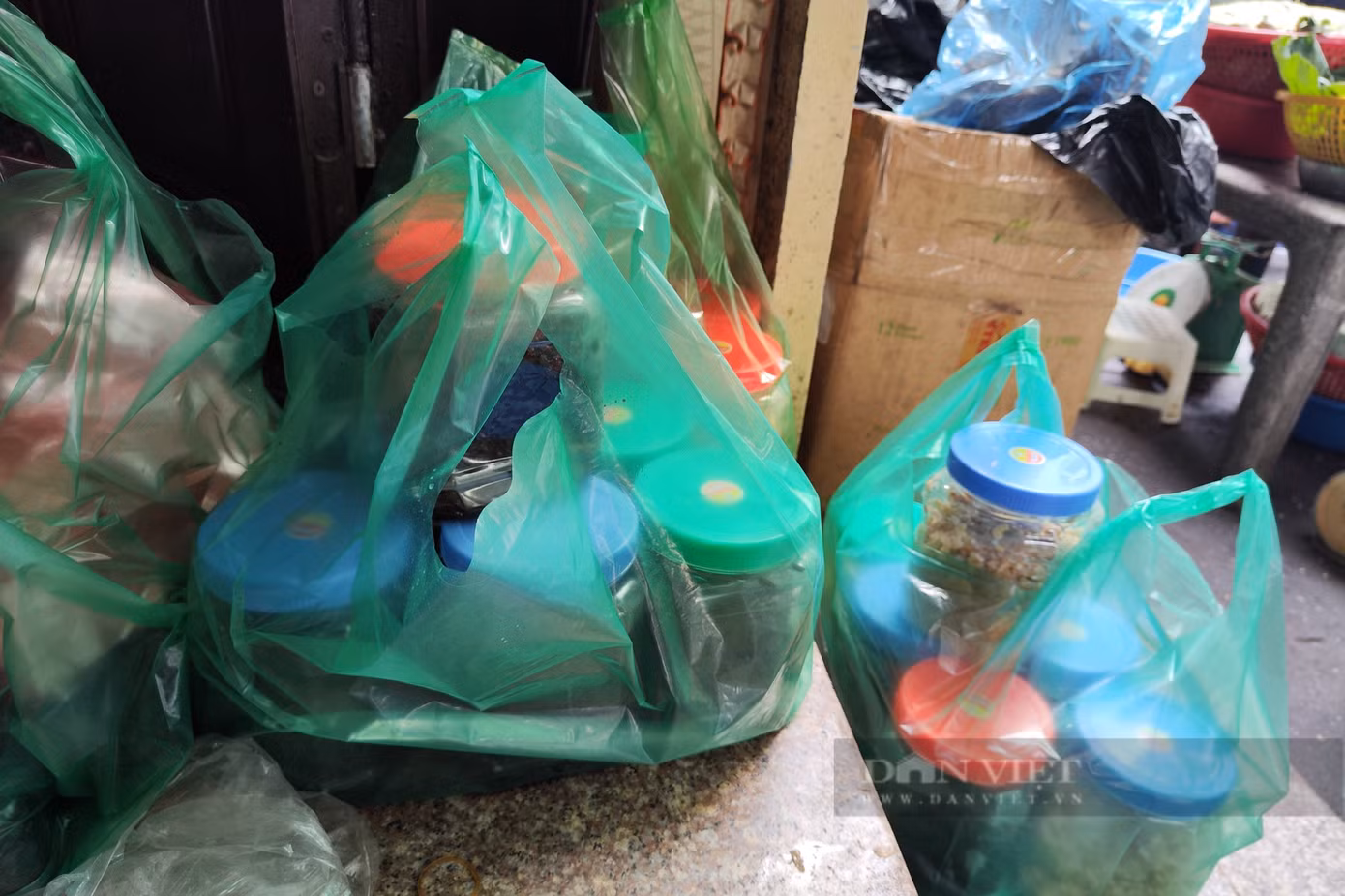 Các đầu mối đóng sẵn từng hộp 1kg để tiểu thương đến lấy. Các đầu mối đóng sẵn từng hộp 1kg để tiểu thương đến lấy.
