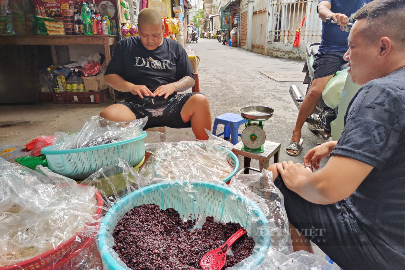 Cận ngày Tết Đoan Ngọ, nhiều khách hàng đã tìm mua sản phẩm "hot" này. Cận ngày Tết Đoan Ngọ, nhiều khách hàng đã tìm mua sản phẩm "hot" này.