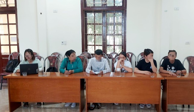 Bà Đ.T.U (áo xanh thẫm) và một người có liên quan. Ảnh: Tuyên giáo Đồ Sơn.