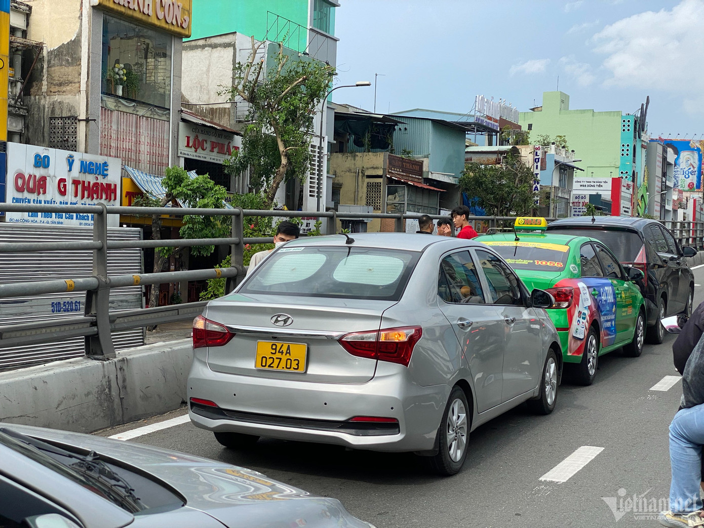 Hiện trường 3 ô tô tông nhau liên hoàn trên cầu Lăng Cha Cả. Hiện trường 3 ô tô tông nhau liên hoàn trên cầu Lăng Cha Cả.