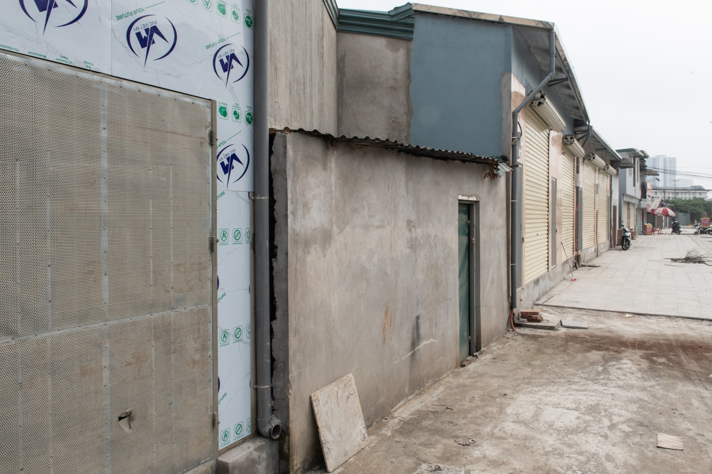 nhà siêu mỏng siêu méo ảnh 6 Trong khi đó, một căn nhà hình tam giác chỉ rộng 3-4 m2 đã hoàn thành việc xây dựng thô.