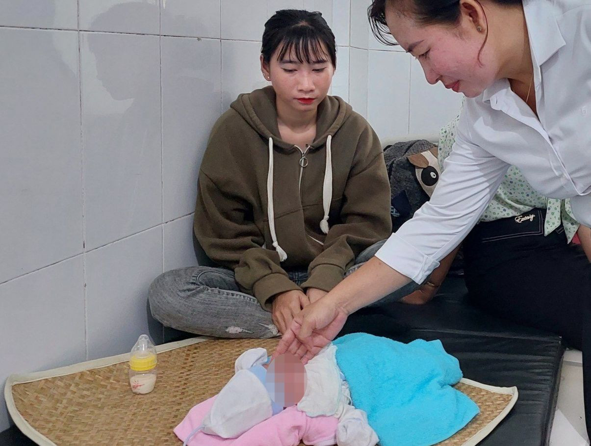 Bé gái đang được chăm sóc tại Trung tâm y tế huyện Tân Hưng.