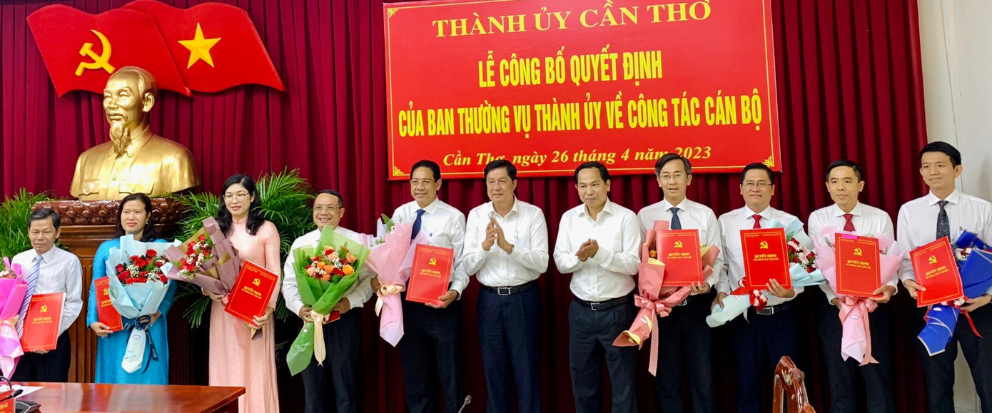 Ông Lê Quang Mạnh - Bí thư Thành uỷ Cần Thơ và ông Phạm Văn Hiểu - Phó Bí thư Thường trực Thành uỷ, Chủ tịch HĐND thành phố Cần Thơ trao quyết định và tặng hoa cho các đồng chí được điều động, bổ nhiệm. Ảnh: Nhật Huy.