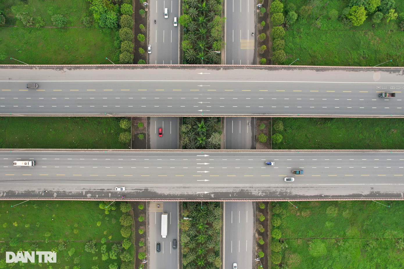 Một điểm giữa QL5 phía trên cắt qua đường Võ Nguyên Giáp tại xã Vĩnh Ngọc (Đông Anh).