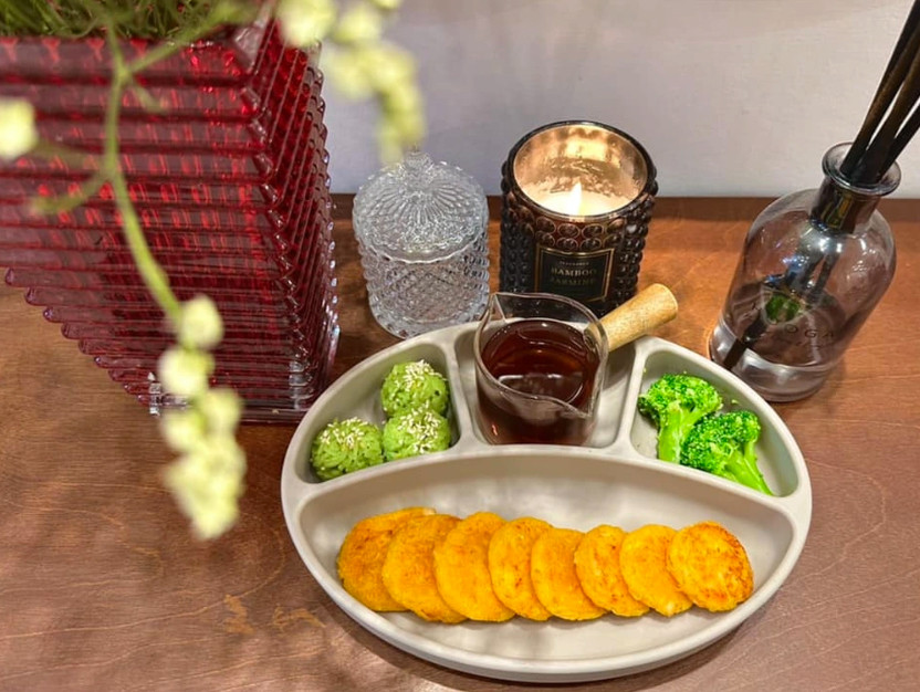 Bánh cá hồi kèm cơm lá dứa.