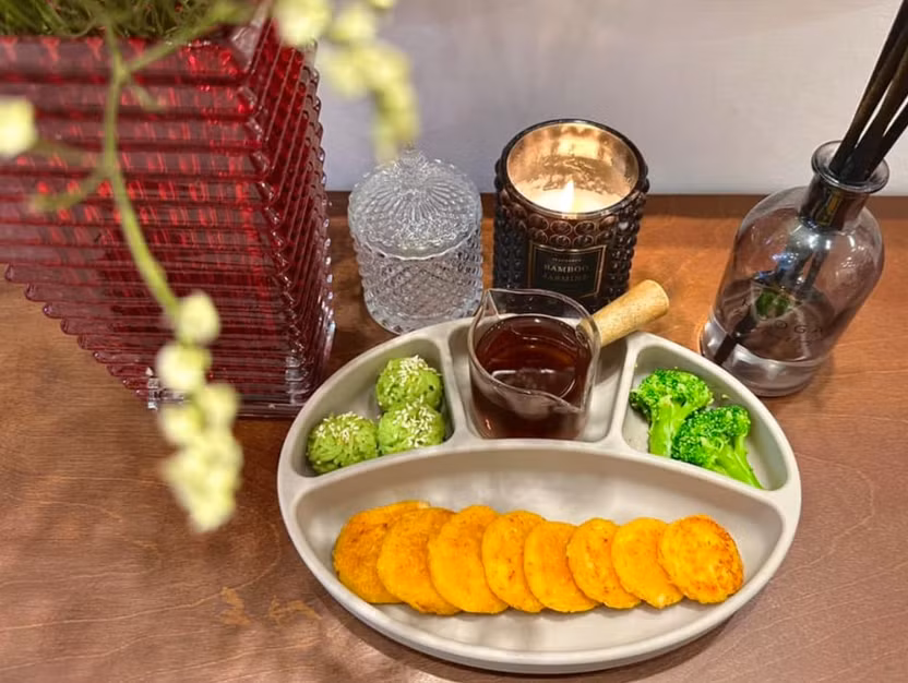 Bánh cá hồi kèm cơm lá dứa. Bánh cá hồi kèm cơm lá dứa.