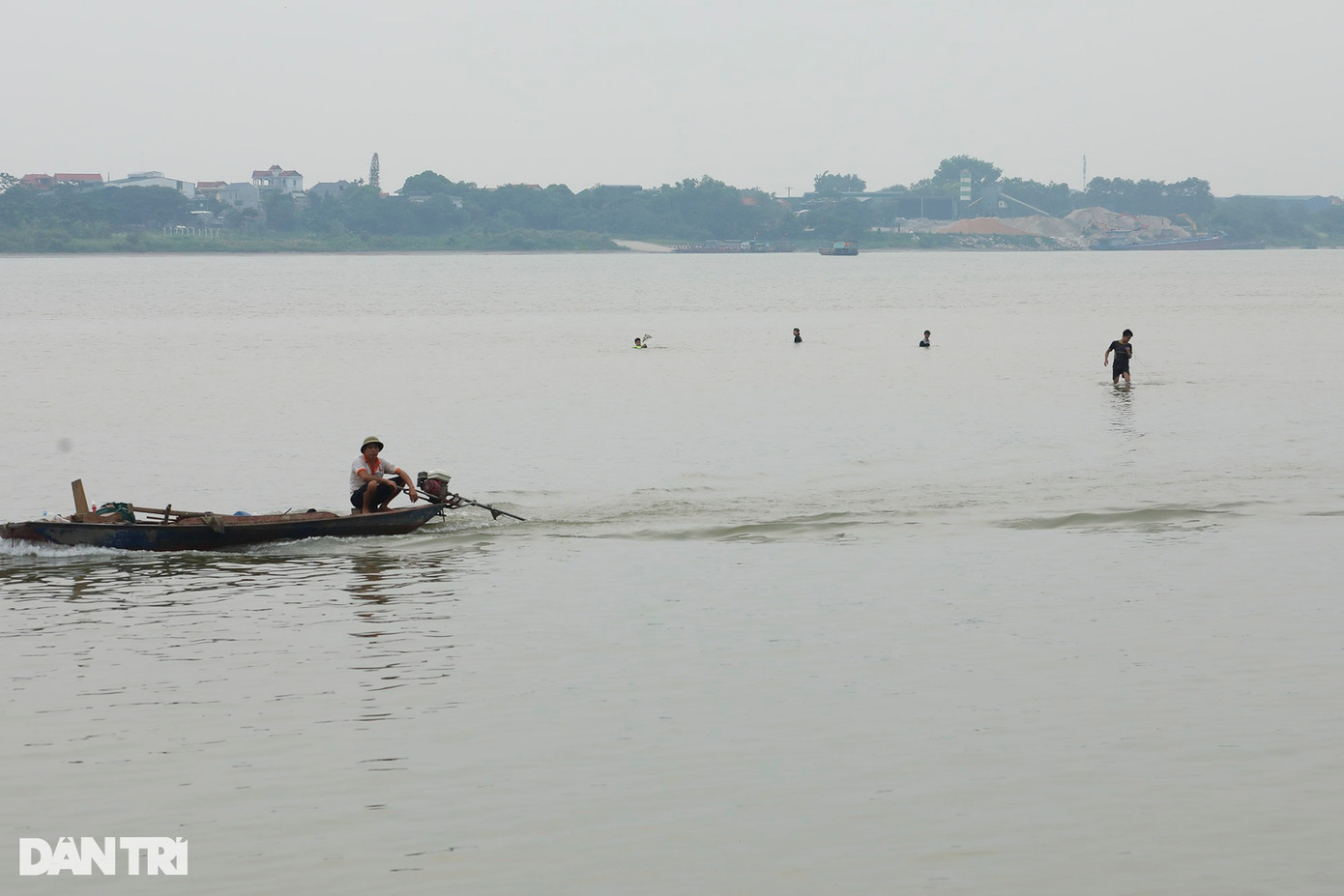 Đoạn sông này hiện cũng bị hẹp lại do nước cạn, chiều ngang chỉ khoảng 400m. Đoạn sông này hiện cũng bị hẹp lại do nước cạn, chiều ngang chỉ khoảng 400m.