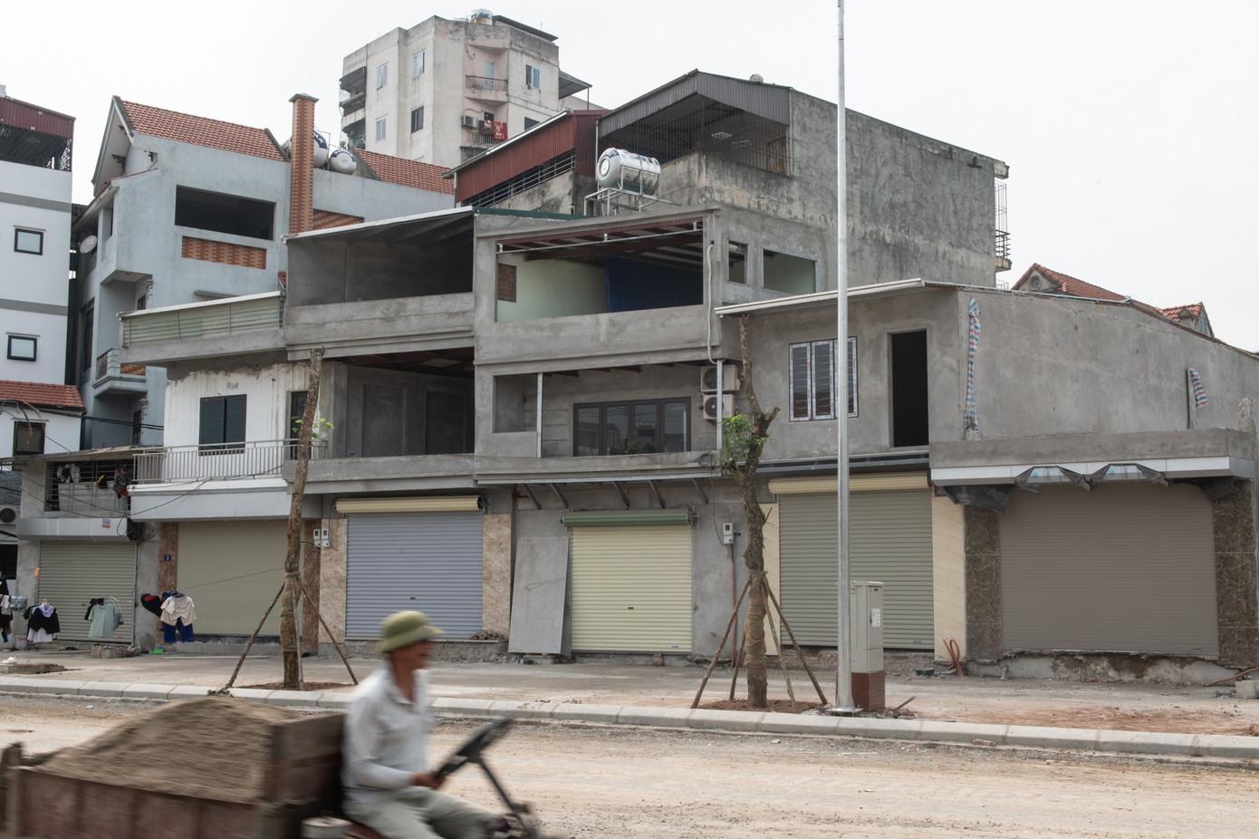 nhà siêu mỏng siêu méo ảnh 15 Cả đoạn đường như một công trường xây dựng bởi hàng loạt những căn nhà được sửa chữa, xây mới.