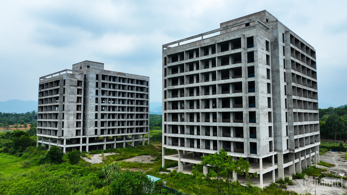 Ngoài các công trình được hoàn thiện nơi đây cũng có những công trình bị bỏ không, vắng bóng công nhân. Xung quanh, diện tích chưa xây dựng vẫn chiếm phần lớn, cỏ dại mọc um tùm, trở thành nơi chăn thả động vật của nhiều hộ dân xung quanh. Ngoài các công trình được hoàn thiện nơi đây cũng có những công trình bị bỏ không, vắng bóng công nhân. Xung quanh, diện tích chưa xây dựng vẫn chiếm phần lớn, cỏ dại mọc um tùm, trở thành nơi chăn thả động vật của nhiều hộ dân xung quanh.