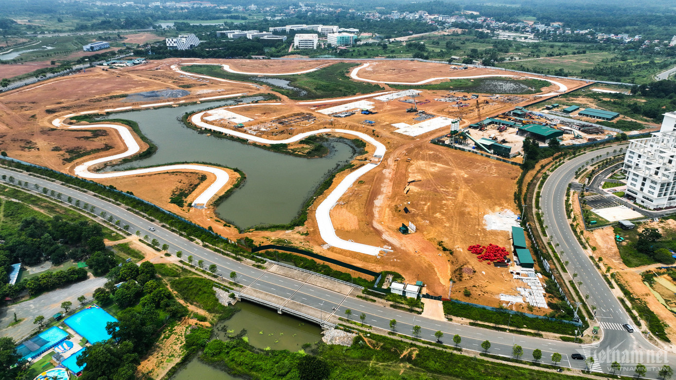 Ngay gần Đại học FPT, Đại học Quốc gia Hà Nội là khu đất dự án Trường Đại học Khoa học và Công nghệ, đang trong quá trình thi công. Ngay gần Đại học FPT, Đại học Quốc gia Hà Nội là khu đất dự án Trường Đại học Khoa học và Công nghệ, đang trong quá trình thi công.