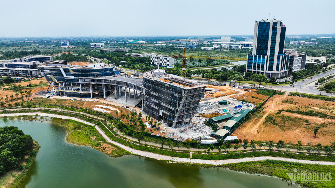 Đáng chú ý, tại Khu công nghệ cao Hòa Lạc có sự hiện diện của nhiều doanh nghiệp, tập đoàn lớn của Việt Nam với các cơ sở đào tạo, sản xuất, nghiên cứu và triển khai như: Tập đoàn Công nghiệp - Viễn thông Quân đội Viettel với 5 dự án, vốn đầu tư đăng ký 3.700 tỷ đồng; Tập đoàn Vingroup với 3 dự án, vốn đầu tư đăng ký 9.020 tỷ đồng; Tập đoàn FPT với 4 dự án, vốn đầu tư đăng ký 5.430 tỷ đồng; Tập đoàn VNPT có 2 dự án, vốn đầu tư đăng ký 3.765 tỷ đồng… Ngoài ra có dự án hợp tác với nước ngoài như Viện Khoa học và Công nghệ Việt Nam - Hàn Quốc (V-KIST) với 35 triệu USD vốn vay không hoàn lại của Chính phủ Hàn Quốc… Đây chính là những viên gạch đầu tiên của “Đô thị tri thức - Thành phố khoa học”. Đáng chú ý, tại Khu công nghệ cao Hòa Lạc có sự hiện diện của nhiều doanh nghiệp, tập đoàn lớn của Việt Nam với các cơ sở đào tạo, sản xuất, nghiên cứu và triển khai như: Tập đoàn Công nghiệp - Viễn thông Quân đội Viettel với 5 dự án, vốn đầu tư đăng ký 3.700 tỷ đồng; Tập đoàn Vingroup với 3 dự án, vốn đầu tư đăng ký 9.020 tỷ đồng; Tập đoàn FPT với 4 dự án, vốn đầu tư đăng ký 5.430 tỷ đồng; Tập đoàn VNPT có 2 dự án, vốn đầu tư đăng ký 3.765 tỷ đồng… Ngoài ra có dự án hợp tác với nước ngoài như Viện Khoa học và Công nghệ Việt Nam - Hàn Quốc (V-KIST) với 35 triệu USD vốn vay không hoàn lại của Chính phủ Hàn Quốc… Đây chính là những viên gạch đầu tiên của “Đô thị tri thức - Thành phố khoa học”.