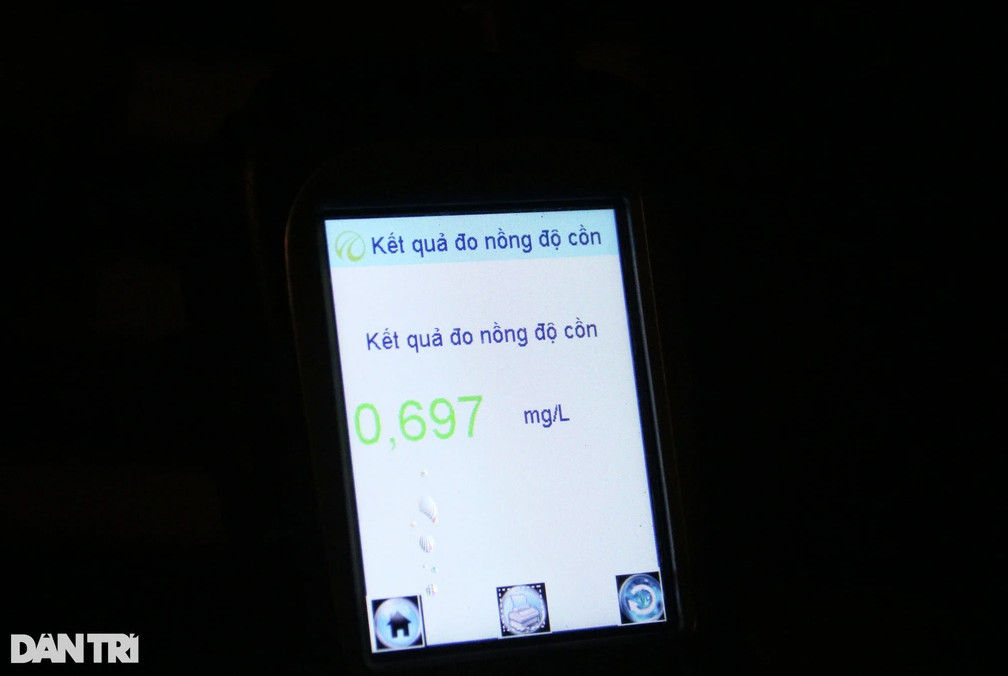 Tài xế D.D.T. vi phạm nồng độ cồn ở mức "khủng" (Ảnh: Trần Thanh).