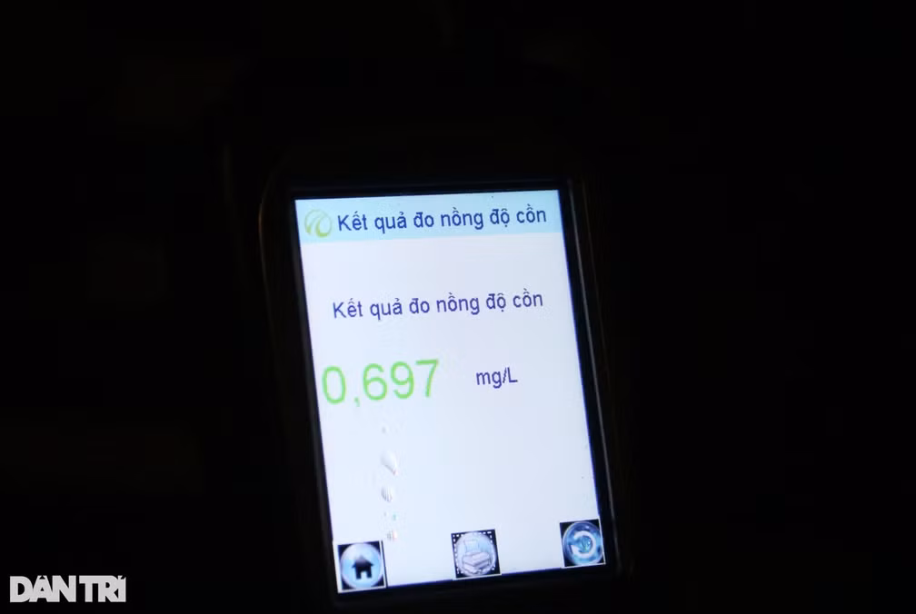Tài xế D.D.T. vi phạm nồng độ cồn ở mức "khủng" (Ảnh: Trần Thanh). Tài xế D.D.T. vi phạm nồng độ cồn ở mức "khủng" (Ảnh: Trần Thanh).
