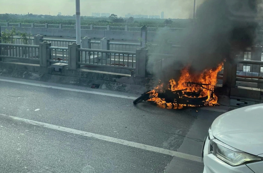 Chiếc xe máy bốc cháy trơ khung trên cầu Vĩnh Tuy (Ảnh: Quỳnh Mai).