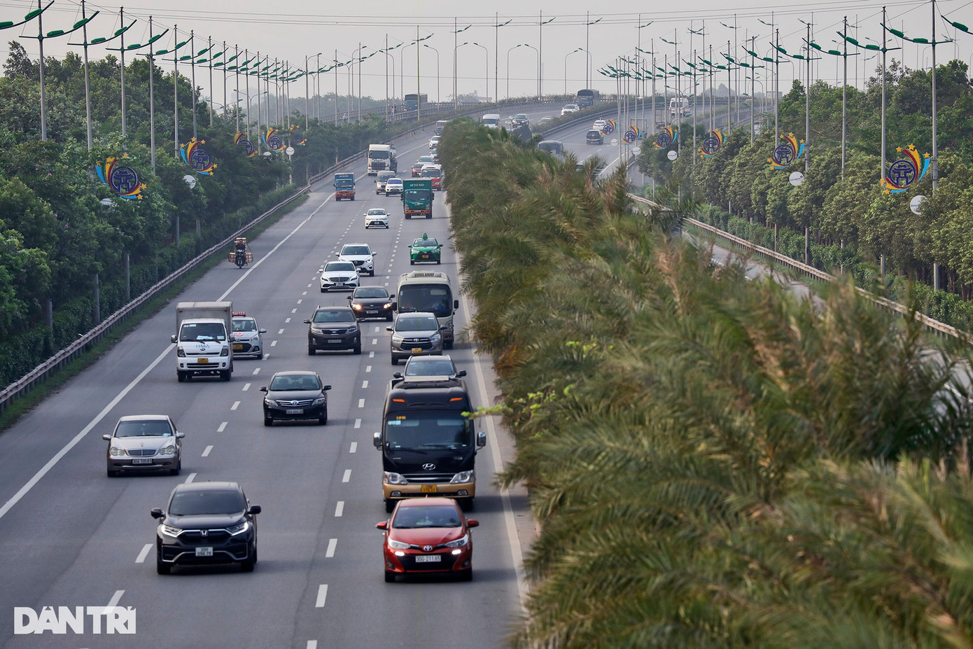 Hệ thống cây xanh và đèn chiếu sáng trên tuyến đường Võ Nguyên Giáp.