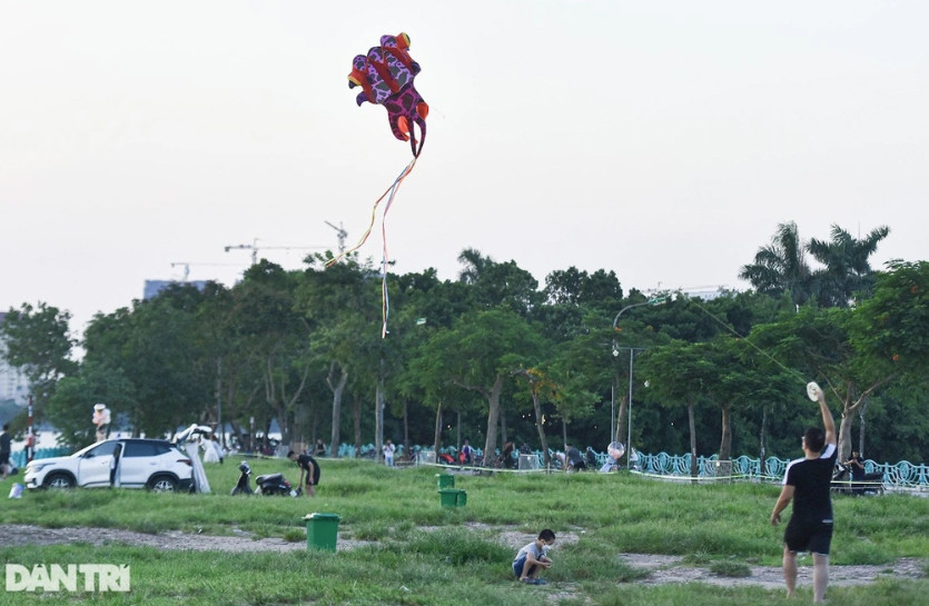 Một khu vực thả diều mùa hè ở Hà Nội (Ảnh: Toàn Vũ). Một khu vực thả diều mùa hè ở Hà Nội (Ảnh: Toàn Vũ).