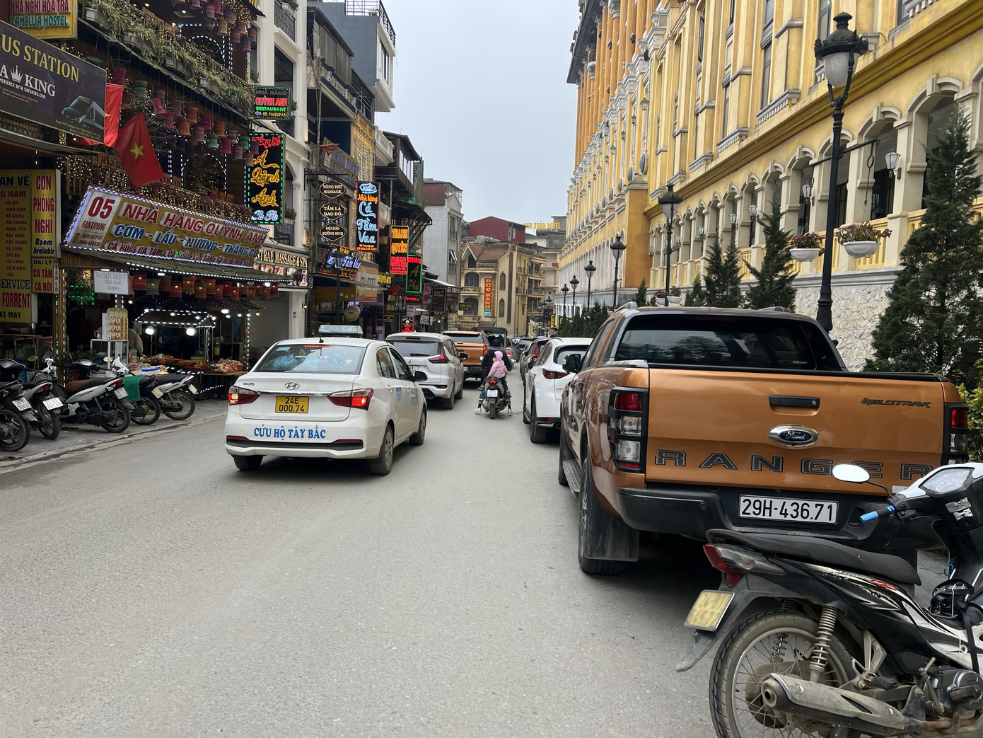 Sáng 25/1 (tức mùng 4 Tết Quý Mão 2023), rất đông du khách đổ về Sa Pa (Lào Cai) để tham quan đỉnh Fansipan trong dịp năm mới.