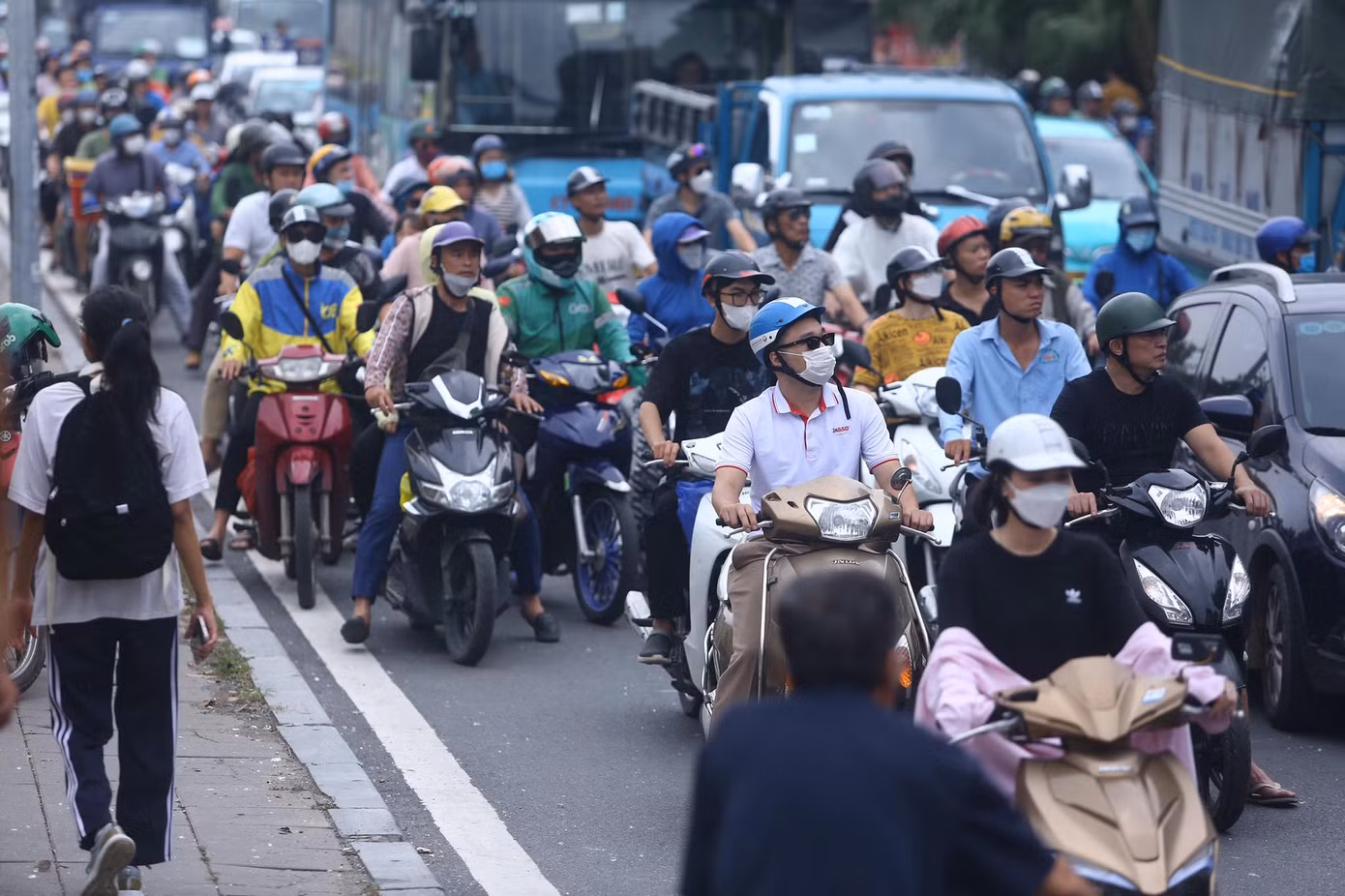 Giao thông trên đoạn đường xảy ra vụ việc bị ùn tắc.