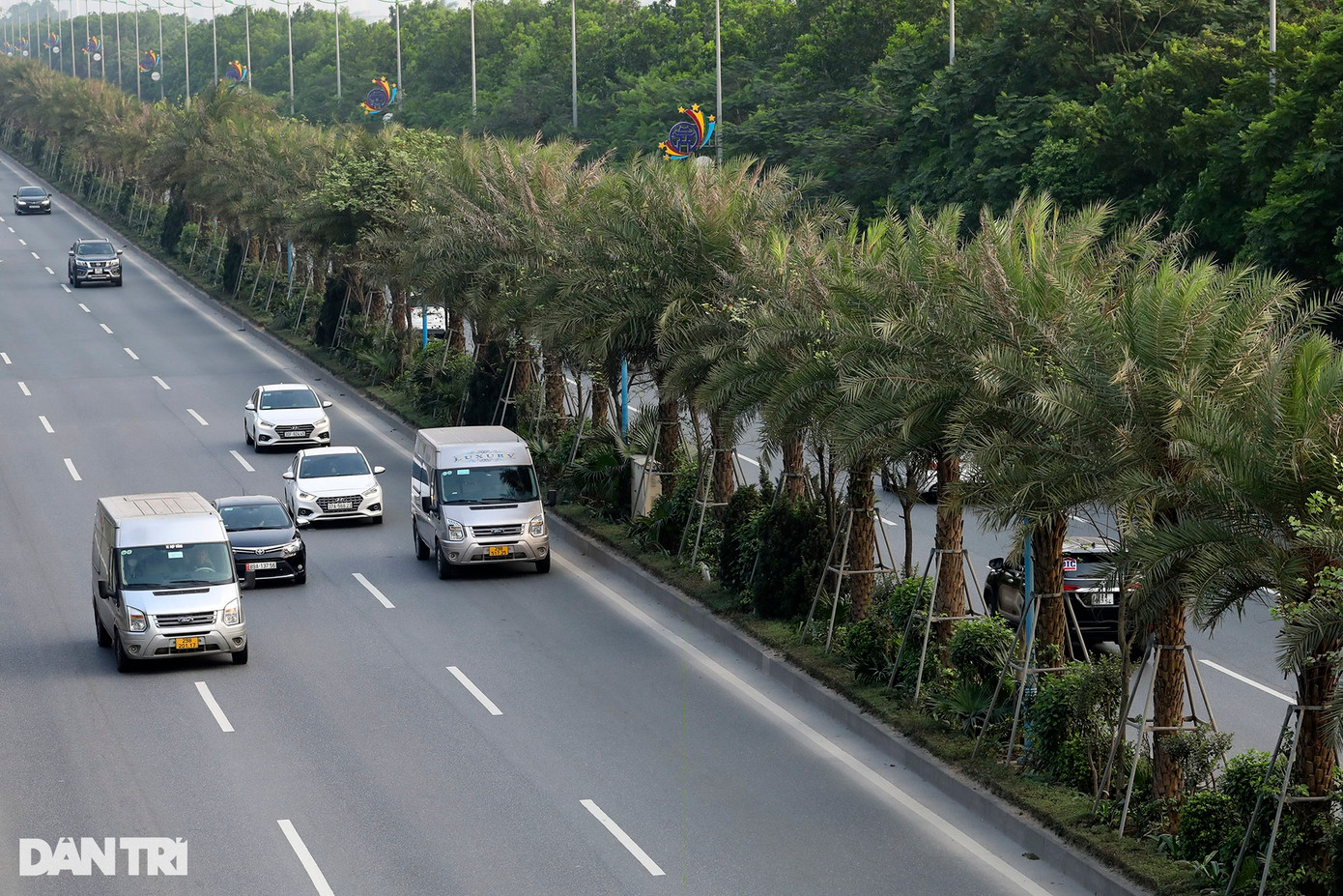 Tuyến đường có hệ thống cây xanh nhiều tầng ở giải phân cách giữa với hàng nghìn cây chà là, cây long não, cây hoa ban cùng nhiều loại cây khác. Hệ thống cây xanh được bố trí suốt chiều dài đường, nhiều bãi cỏ vườn hoa tại các nút giao tạo cảnh quan thân thiện với môi trường.