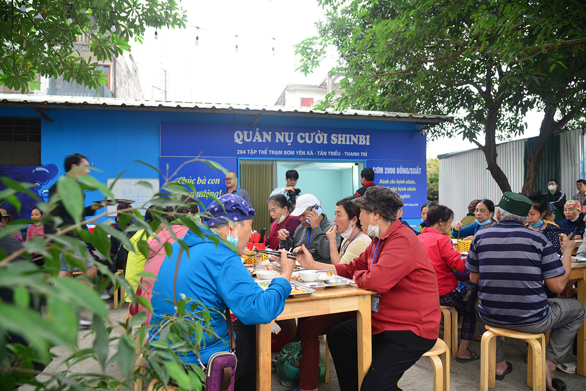 Mỗi buổi chiều tối từ thứ Hai tới thứ Sáu, quán cung cấp 150-200 suất ăn cho bệnh nhân và người nhà bệnh nhân của Bệnh viện K (cơ sở Tân Triều). Mỗi buổi chiều tối từ thứ Hai tới thứ Sáu, quán cung cấp 150-200 suất ăn cho bệnh nhân và người nhà bệnh nhân của Bệnh viện K (cơ sở Tân Triều).