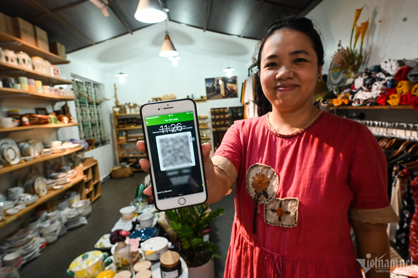 Chị Như Ngọc, chủ một tiệm quần áo, gốm sứ cho biết, khách đến cửa hàng hiện nay 90% đều thực hiện chuyển khoản. "Tôi rất hiếm khi phải dùng tới tiền mặt, rất tiện lợi. Bản thân tôi cũng ít khi để nhiều tiền trong người khi ra ngoài, thường chỉ để trong ví 200.000 đồng để đổ xăng hoặc phòng trường hợp bất ngờ cần dùng", chị Ngọc nói. Chị Như Ngọc, chủ một tiệm quần áo, gốm sứ cho biết, khách đến cửa hàng hiện nay 90% đều thực hiện chuyển khoản. "Tôi rất hiếm khi phải dùng tới tiền mặt, rất tiện lợi. Bản thân tôi cũng ít khi để nhiều tiền trong người khi ra ngoài, thường chỉ để trong ví 200.000 đồng để đổ xăng hoặc phòng trường hợp bất ngờ cần dùng", chị Ngọc nói.