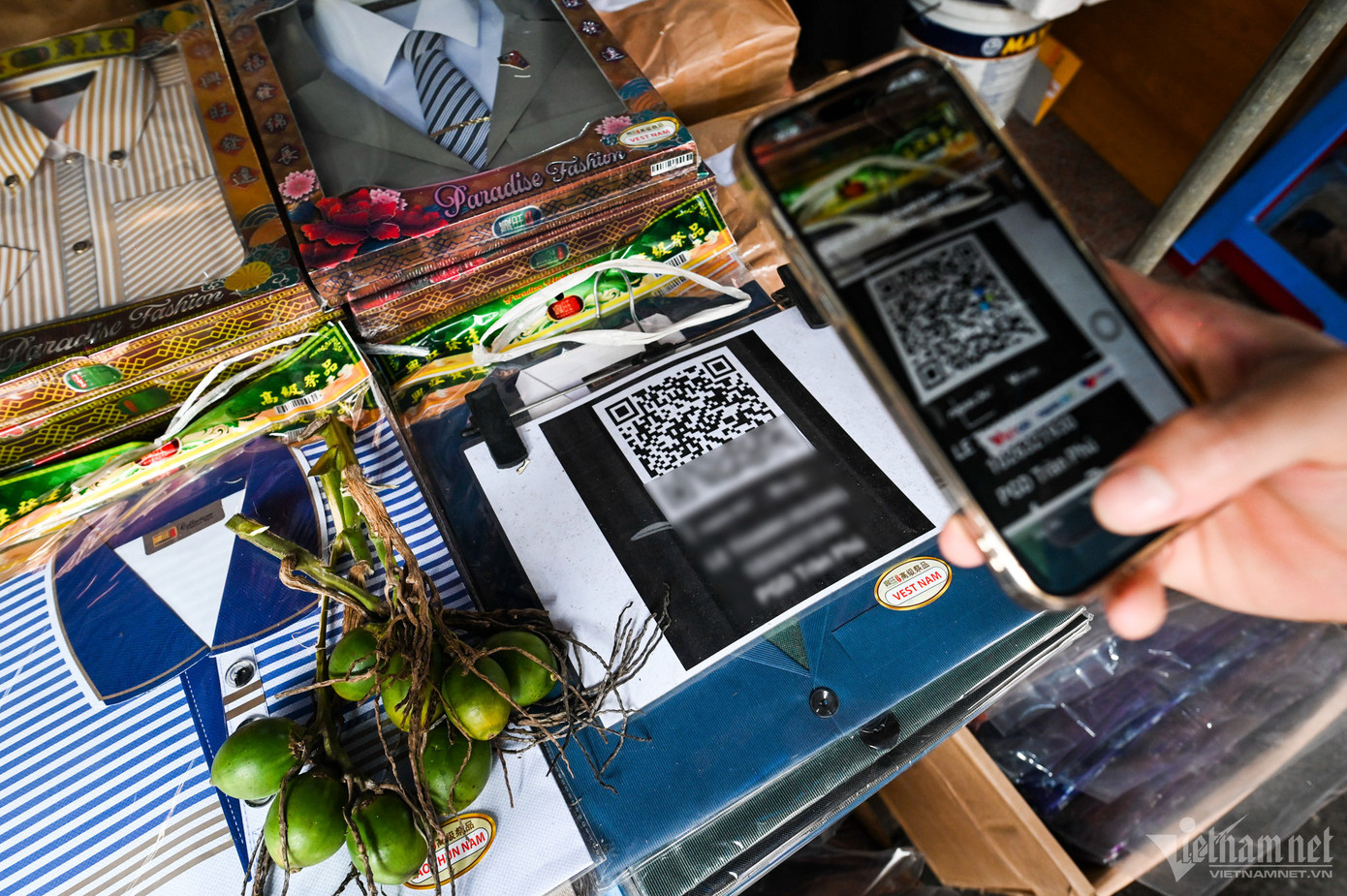 Nhiều người khi ra ngoài thường lười và ngại tìm cây rút tiền tự động, đồng thời nhiều đơn vị kinh doanh cũng sẵn sàng cho khách thanh toán qua tài khoản ngân hàng, là lý do thời gian gần đây việc sử dụng mã QR ngày càng phổ biến. Nhiều người khi ra ngoài thường lười và ngại tìm cây rút tiền tự động, đồng thời nhiều đơn vị kinh doanh cũng sẵn sàng cho khách thanh toán qua tài khoản ngân hàng, là lý do thời gian gần đây việc sử dụng mã QR ngày càng phổ biến.